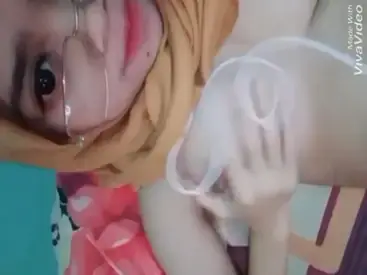Gadis Hijab Kacamata Montok Ngentot Ganas poster
