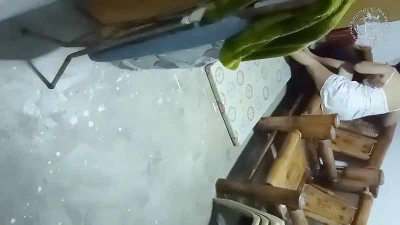 Wikwik Liar di Kursi Bambu Halaman